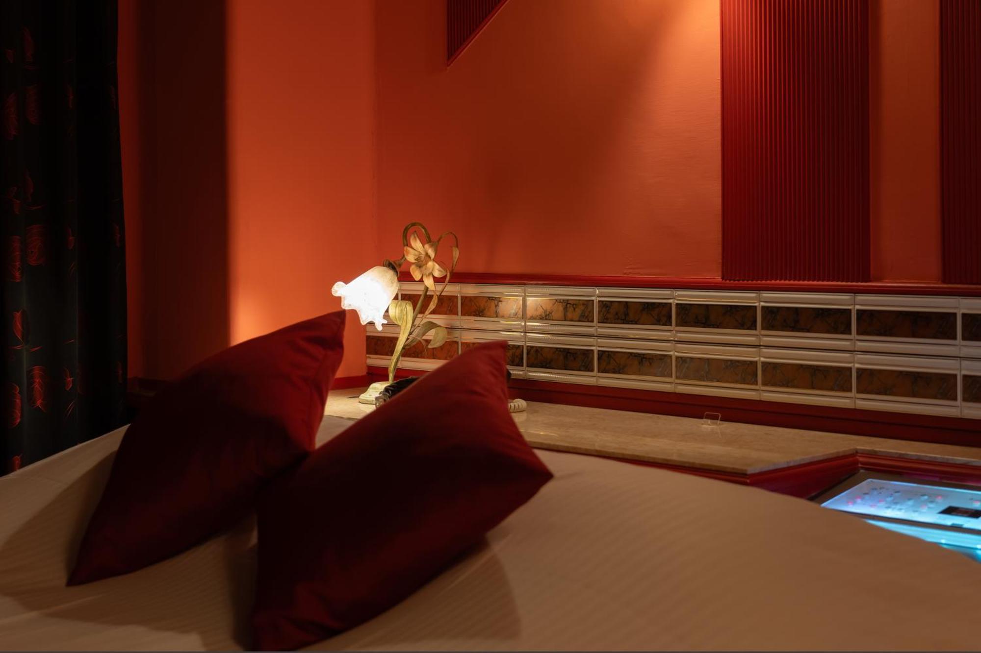 M'sclub Osakahirano Adultonly Hotel cinta